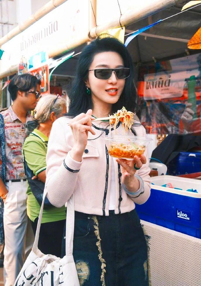 她的衣品审美风格一直这样，不像42 ，像52，或者上一代人。所以即使从前貌美的时