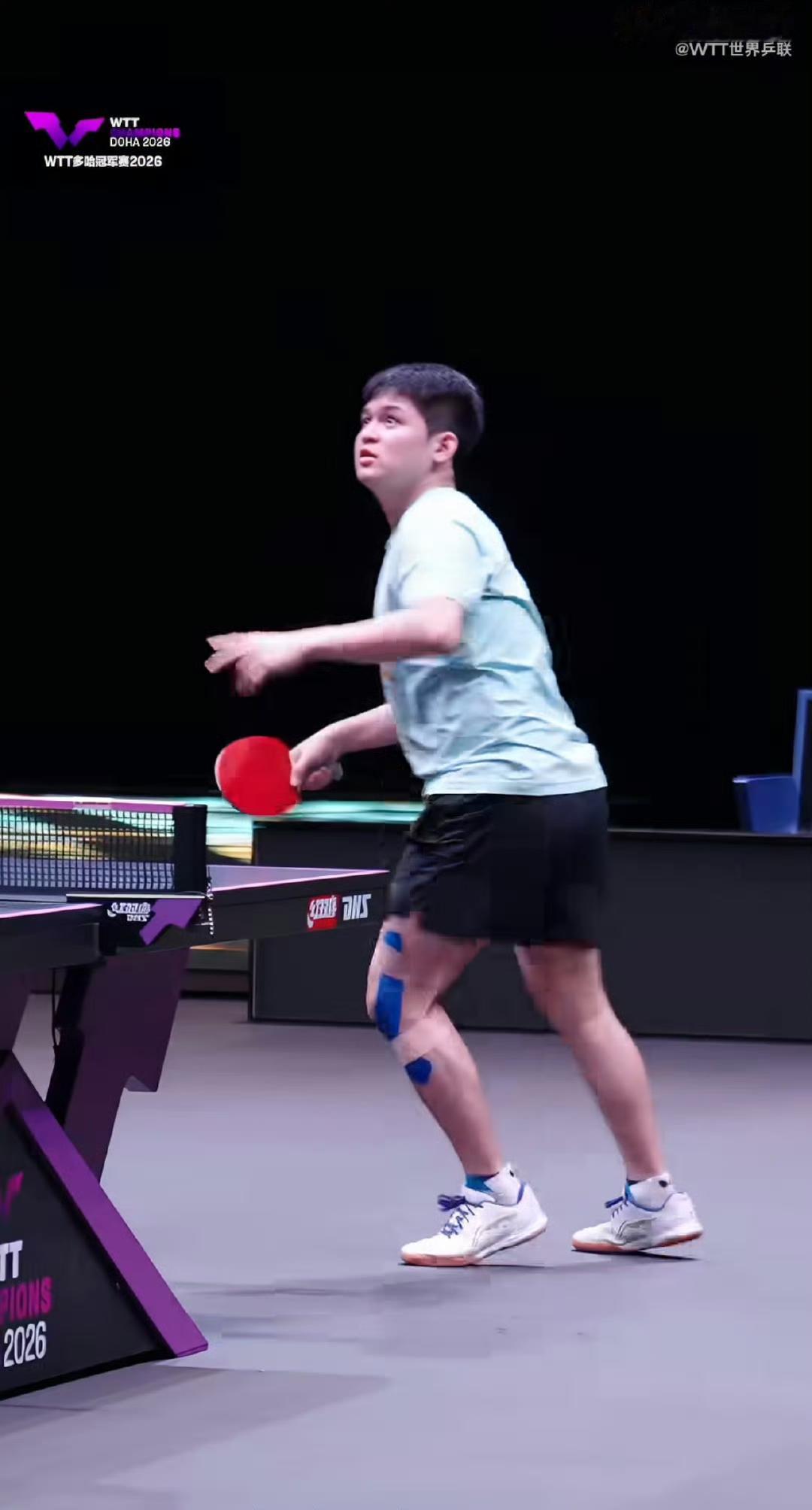 林诗栋腿上的肌贴触目惊心！
正在备战多哈冠军赛的林诗栋被球迷拍到腿上贴了几块肌贴