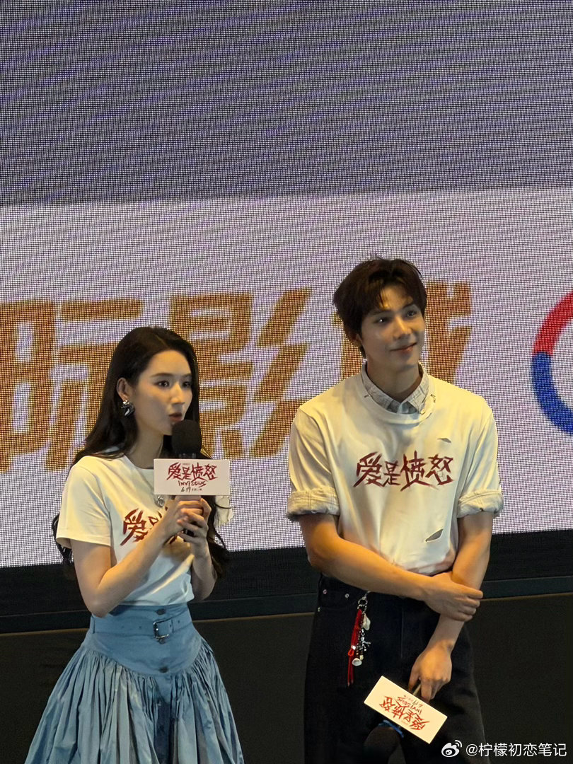 王玉雯回头这下王玉雯线下美成这样了线下抓拍无需刻意摆拍，只是简单回头就自带电影质