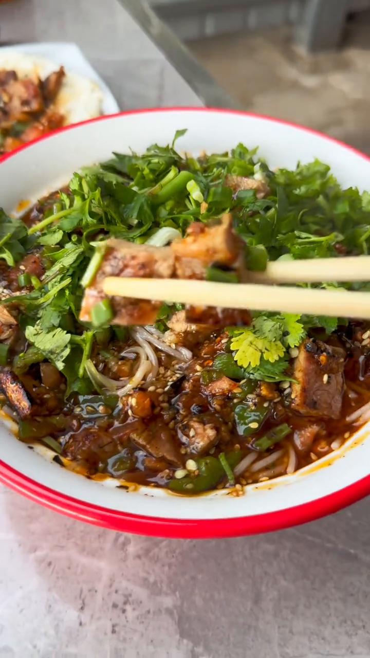 腾冲烧肉米线。
必须得拿炭火烤，太有感觉了。烧肉米线要烤到什么程度？兄弟们，看这