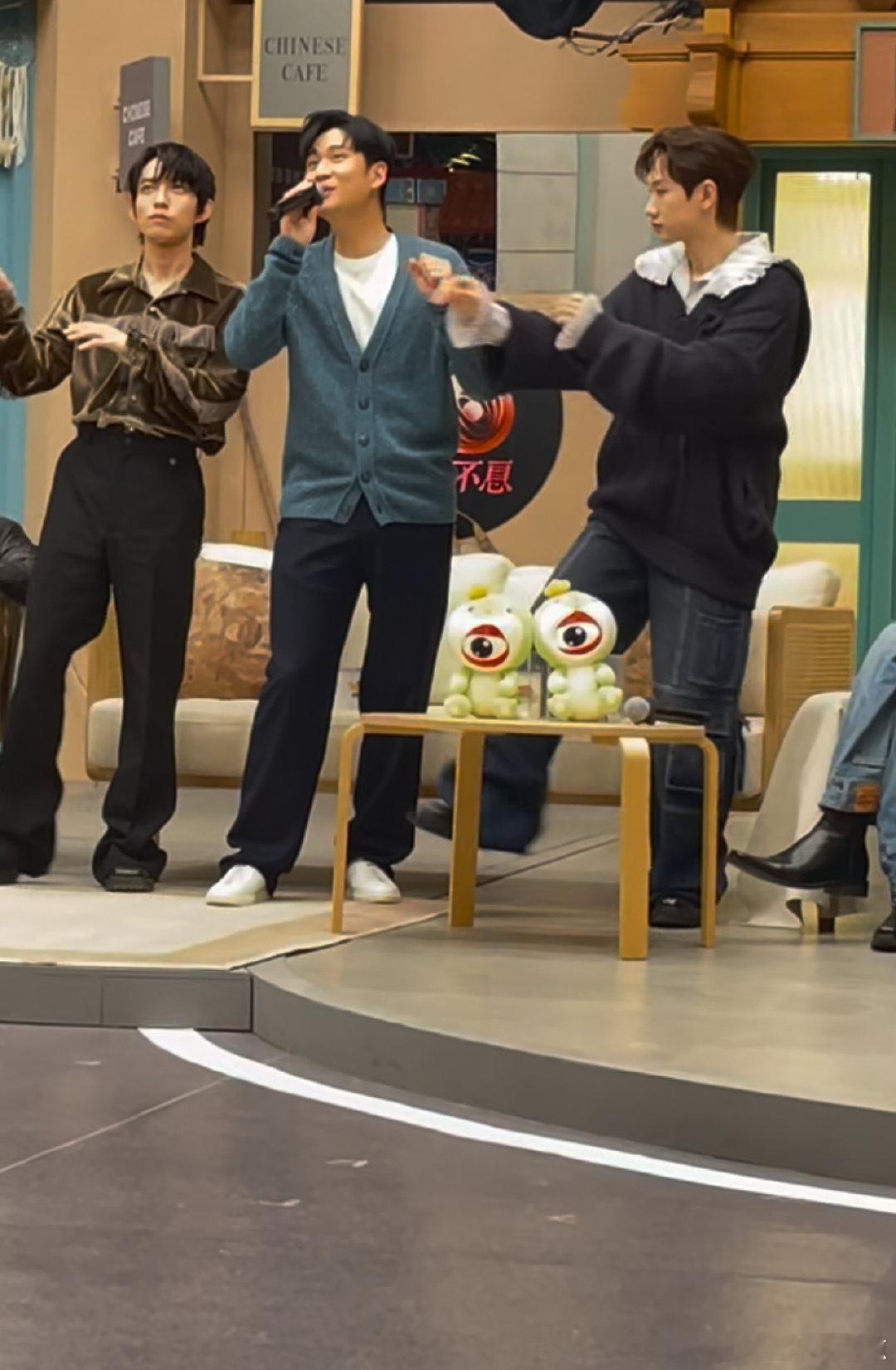 本来以为是神仙合唱，结果变成 “兴哲主唱 + 双伴舞” 配置，团魂居然还溢出屏幕