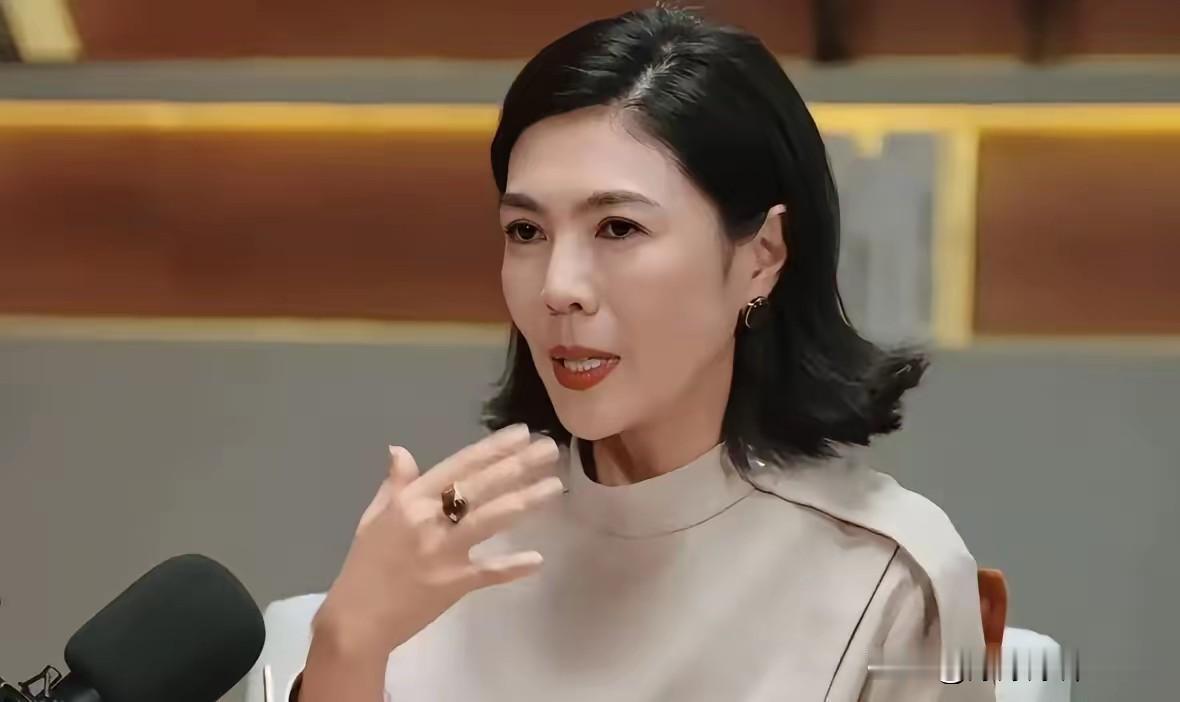 昔日的“时尚女魔头”苏芒，这回在法国算是彻底把脸丢尽了。

为了讨好洋婆家，她一