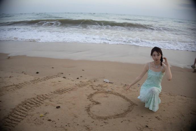 踩着亚龙湾的细沙往海里走，浪花儿裹着阳光漫过脚踝。刚啃完的椰子壳还留着甜香，抬头