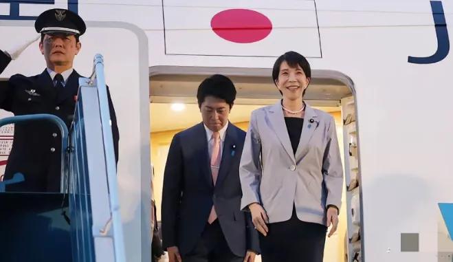 没红毯无仪式，日本被泼冷水！
 
5月1日，日本首相高市早苗专程飞往越南河内进行