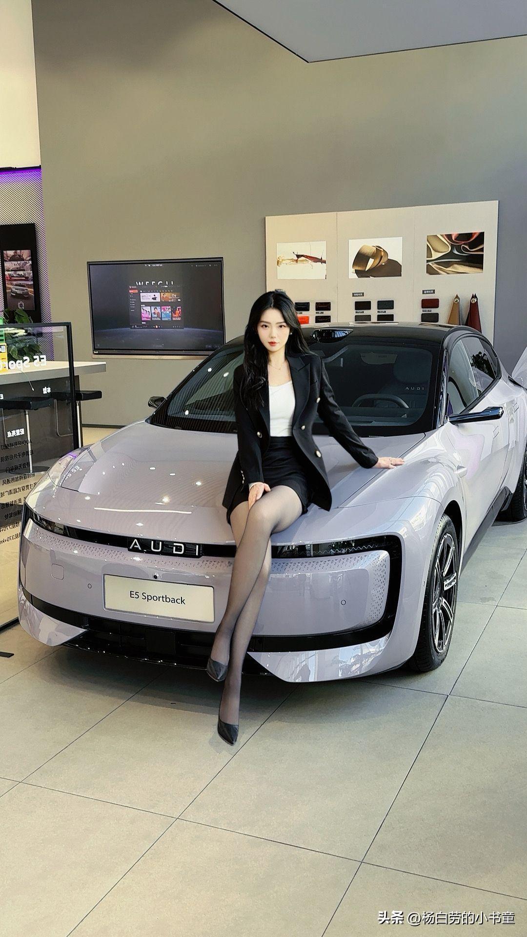 奥迪新款嘛
这款车颜值很高
车标没有四个圈
奥迪什么时间换标志啦
奥迪汽车公司 