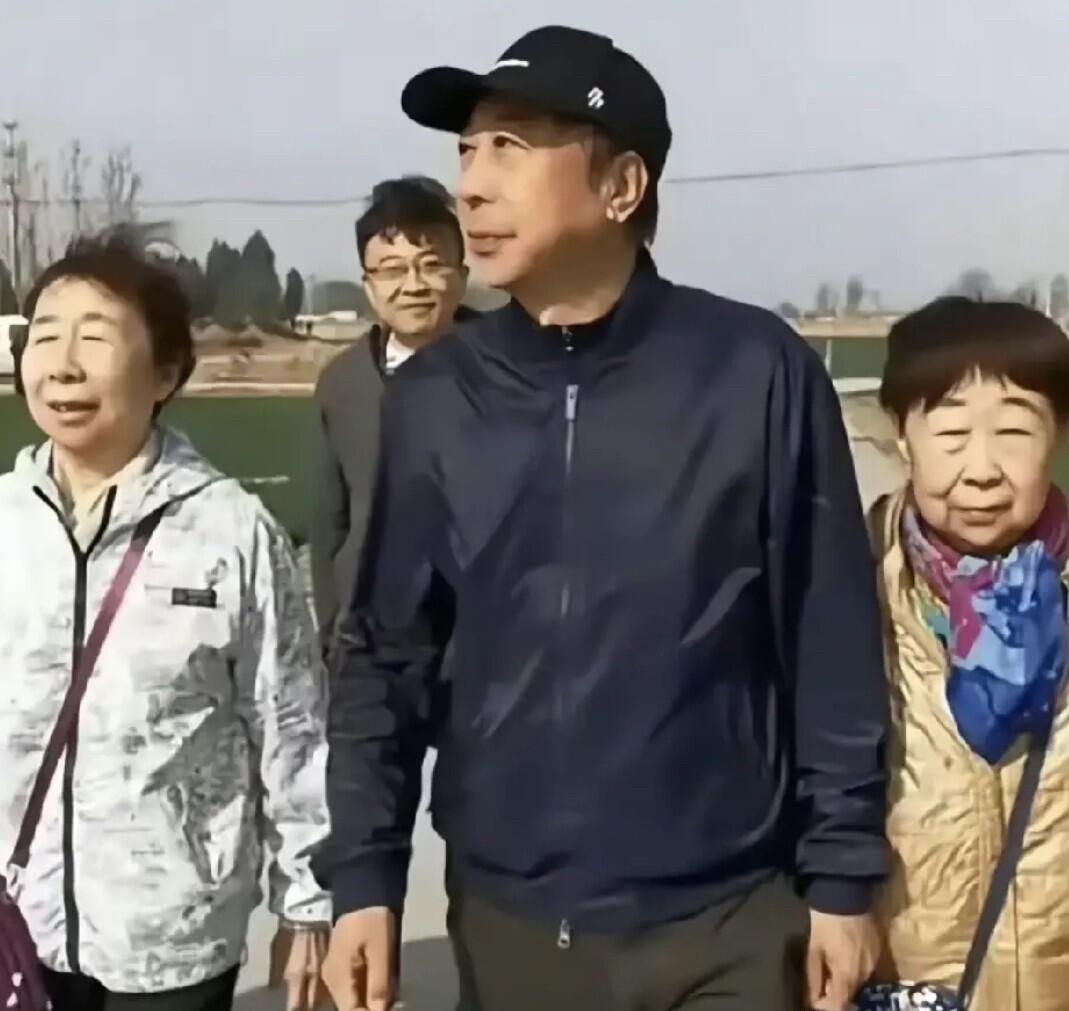 小品演员冯巩的姐姐们长得像，五官像，眼神都是一样的，眉眼和脸部轮廓都差不多，这么