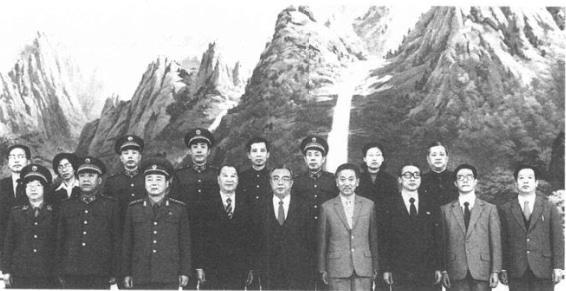 1985年10月,杨成武率中国人民友好代表团访问朝鲜时和金日成主席等合影。