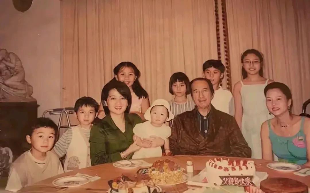 有一次采访，主持人问四太梁安琪：“赌王78岁时，你们有了最小的孩子，是试管吗？”