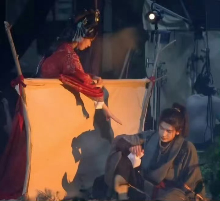 张凌赫被搀扶才能起来张凌赫伤成这样了还得拍大夜戏张凌赫伤成这样了还得拍大夜戏，好