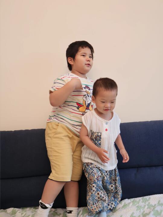 有样学样，弟弟学哥哥，哥哥学弟弟