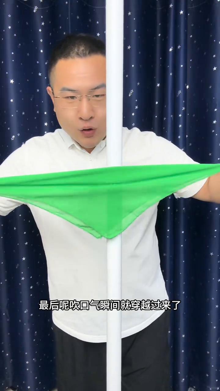 这招骗了我20年，盯住丝巾，美女现场都看呆了。
大家好，一条丝巾在栏杆的前方，最