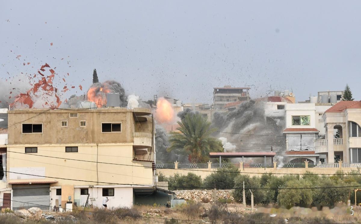 好在没伤人，但三家老百姓的房子遭了殃。先是擦过一户退休夫妇家的铁皮遮雨棚和铝门，