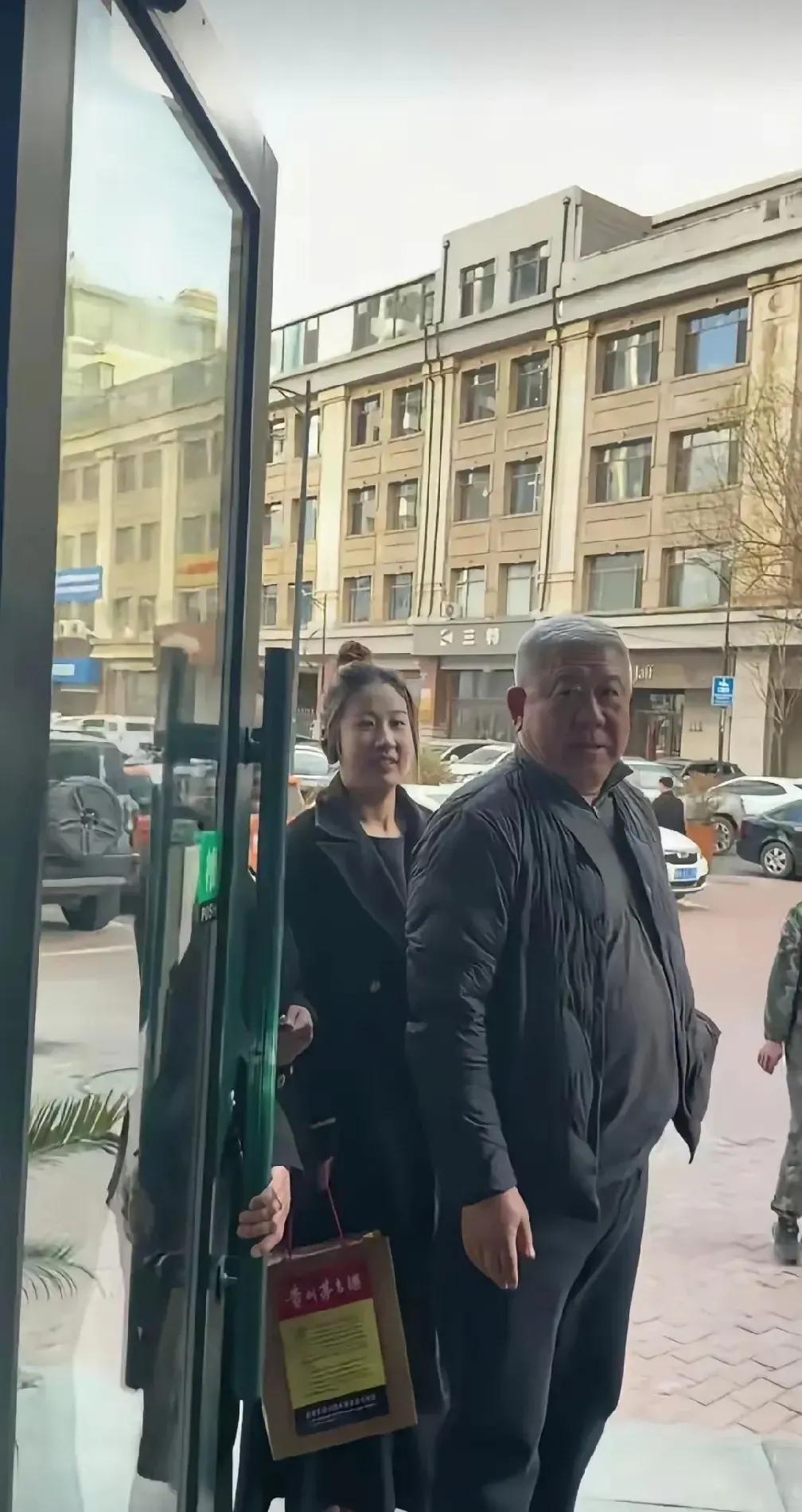 老戏骨程煜跟人打招呼，怎么像要打架似的呢？

作为典型哈尔滨人性格的程煜，说话向