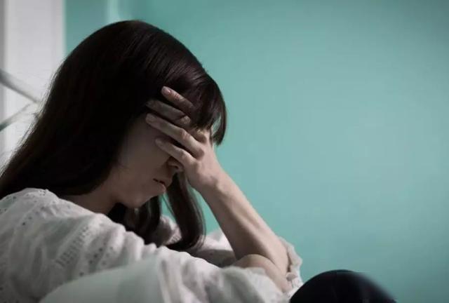 “脸都不要了！”陕西一女子在出租屋私会他人时，被丈夫带人当场撞破。

冲突中，女