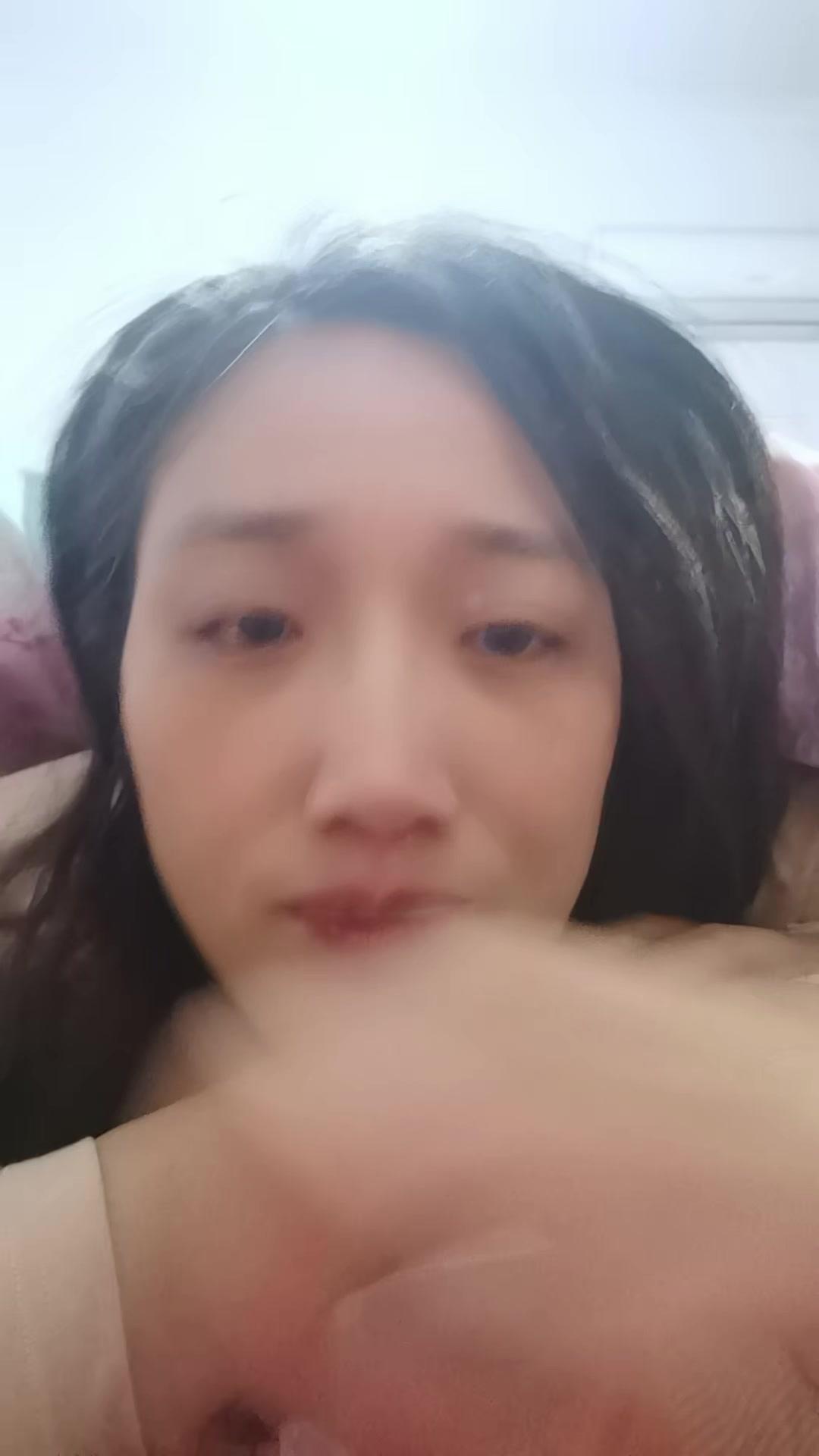 什么情啊爱啊，真到需要付出时才见人心。有人有用时争着抢，没用时嫌多余，这就是现实