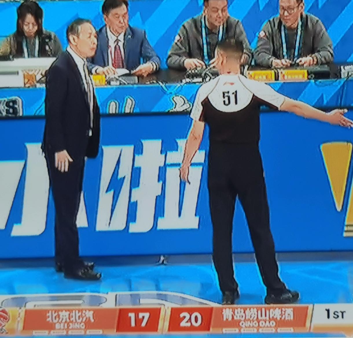 北京队在争夺四强排位的关键时刻终于醒悟过来，今晚在主场大胜青岛队，打出了夺冠热门