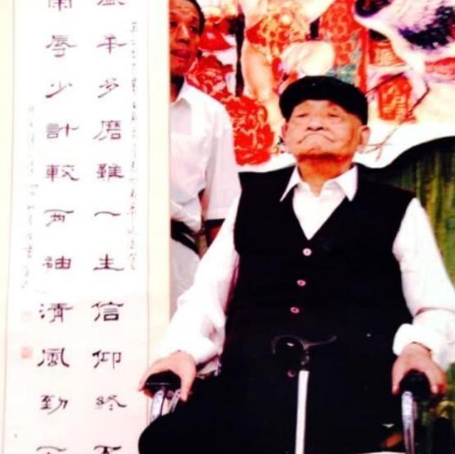 1957年，毛主席视察武汉，得知王盛荣只是建筑局里的一个副处长时，勃然大怒，当即