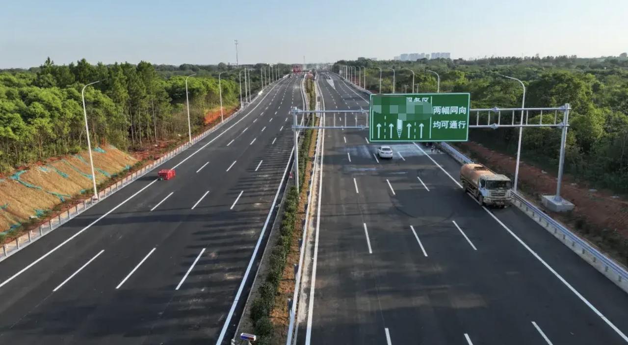 来了，明天开通!八车道的高速31日开通，为2025年画上圆满的句号。
湖北、湖南