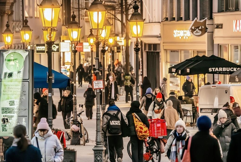 最近德国那边吵翻了天！他们的总理默茨竟然当着全国老百姓的面直接开训，别再懒懒散散