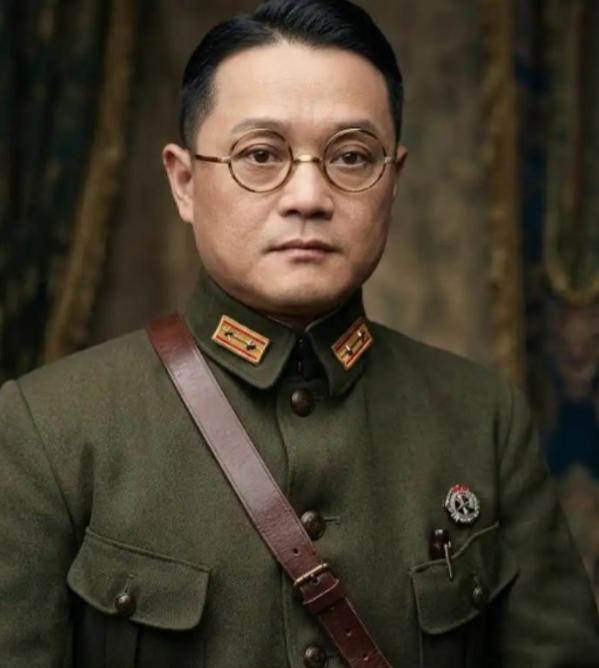 1949年，国军上将潘文华决定起义，却发现七姨太是军统安插在身边的特务。为了不打