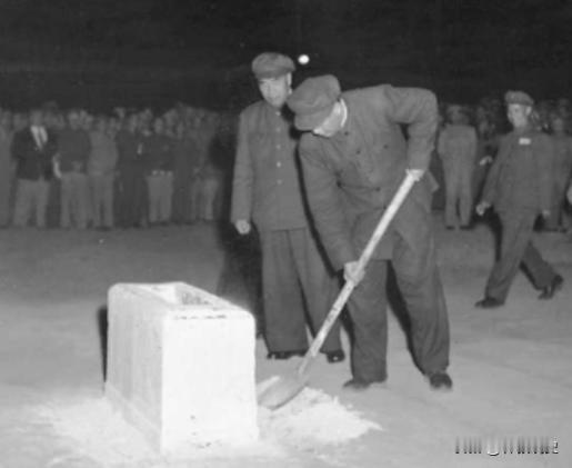 在天安门广场南侧，毛主席纪念堂庄重肃穆，这座建筑从选址到落成，背后有许多值得了解