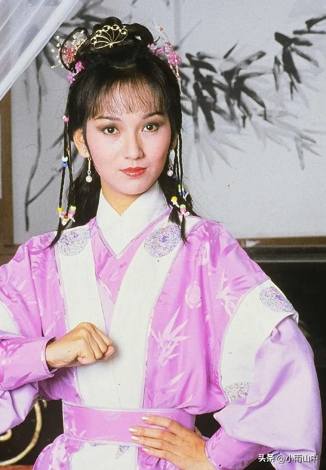1981年《飞鹰》三位女演员定妆照，你喜欢谁的造型呢？
赵雅芝一倪天儿
陈玉莲一