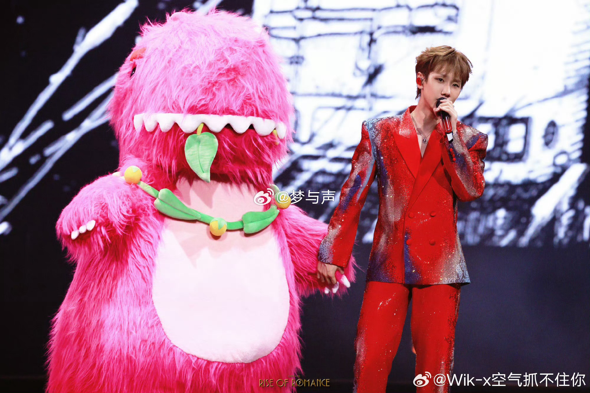 汪苏泷被男粉叫老公的反应 汪苏泷正讲时差讲得认真，男粉一句“你是我老公”直接把他