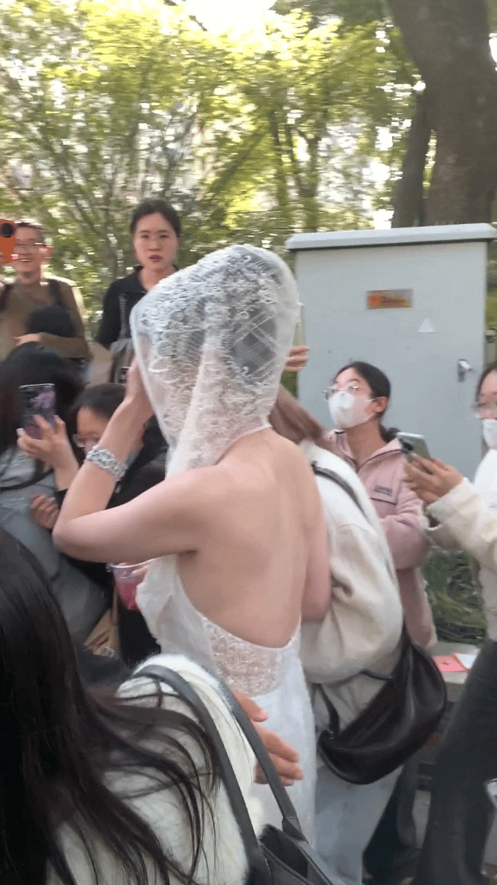 张萌真是敢穿啊！前几天只看到她穿这身衣服的正面照，没想到背面更加亮眼！这露背装太