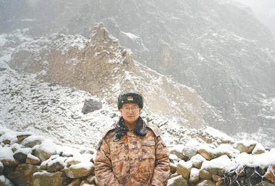 戍边英雄陈红军，在加勒万河谷冲突中牺牲，四个月后，妻子肖嵌文抱着刚出生的儿子，在