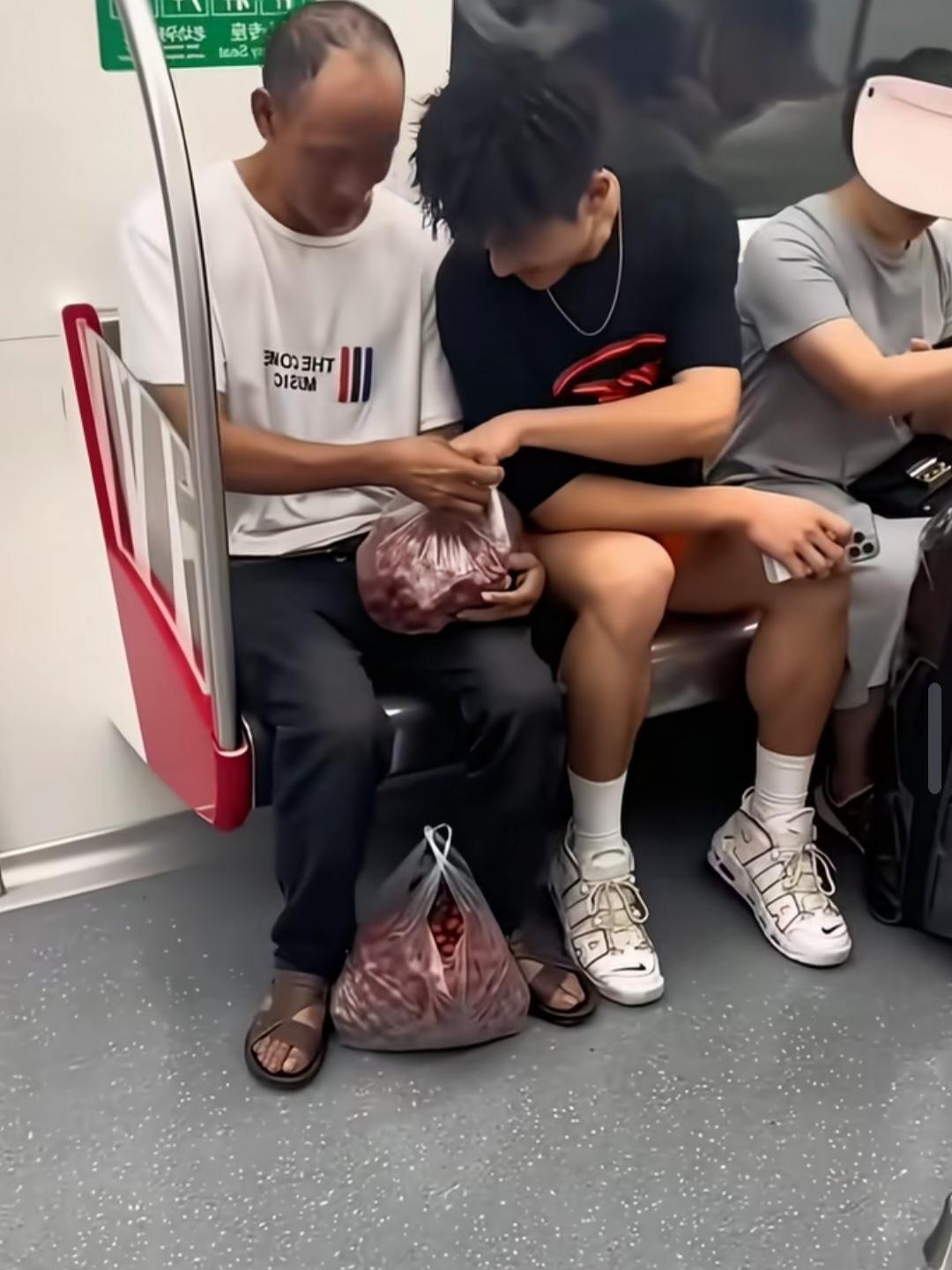 地铁上，两个男人相遇了。一个饱经沧桑，一个青春年少。一个羡慕另一个的阳光健康，一
