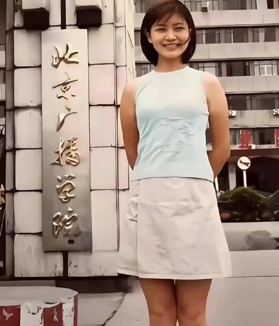 这张照片我看到几次了，是一位大明星20岁，在北京广播学校门口拍的照，从照片看还是