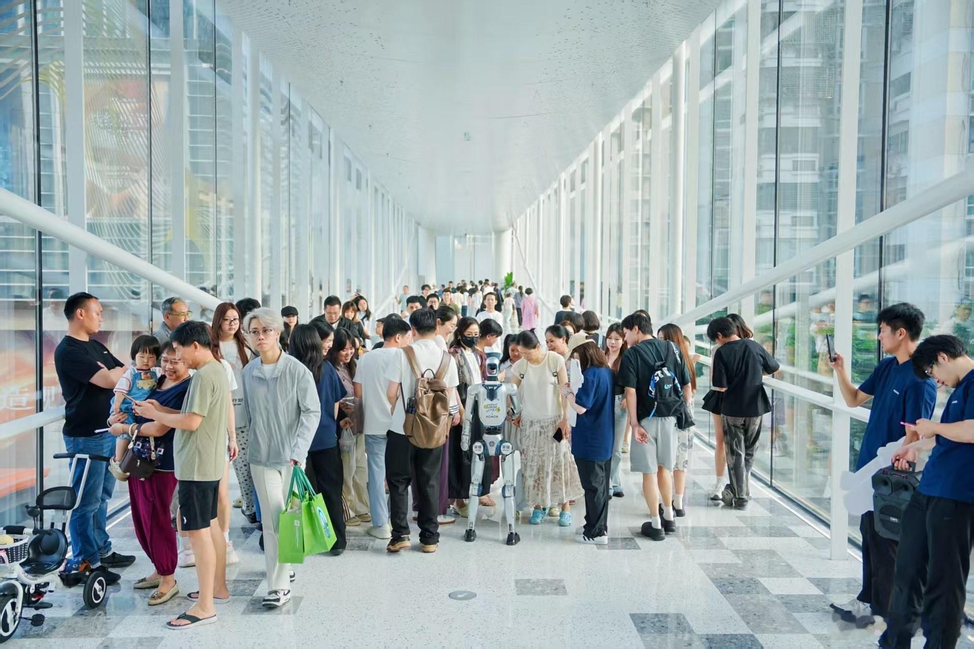 现在的线下门店都这么卷了吗？厦门万象城荣耀店今日被围得水泄不通！不是因为打折，而