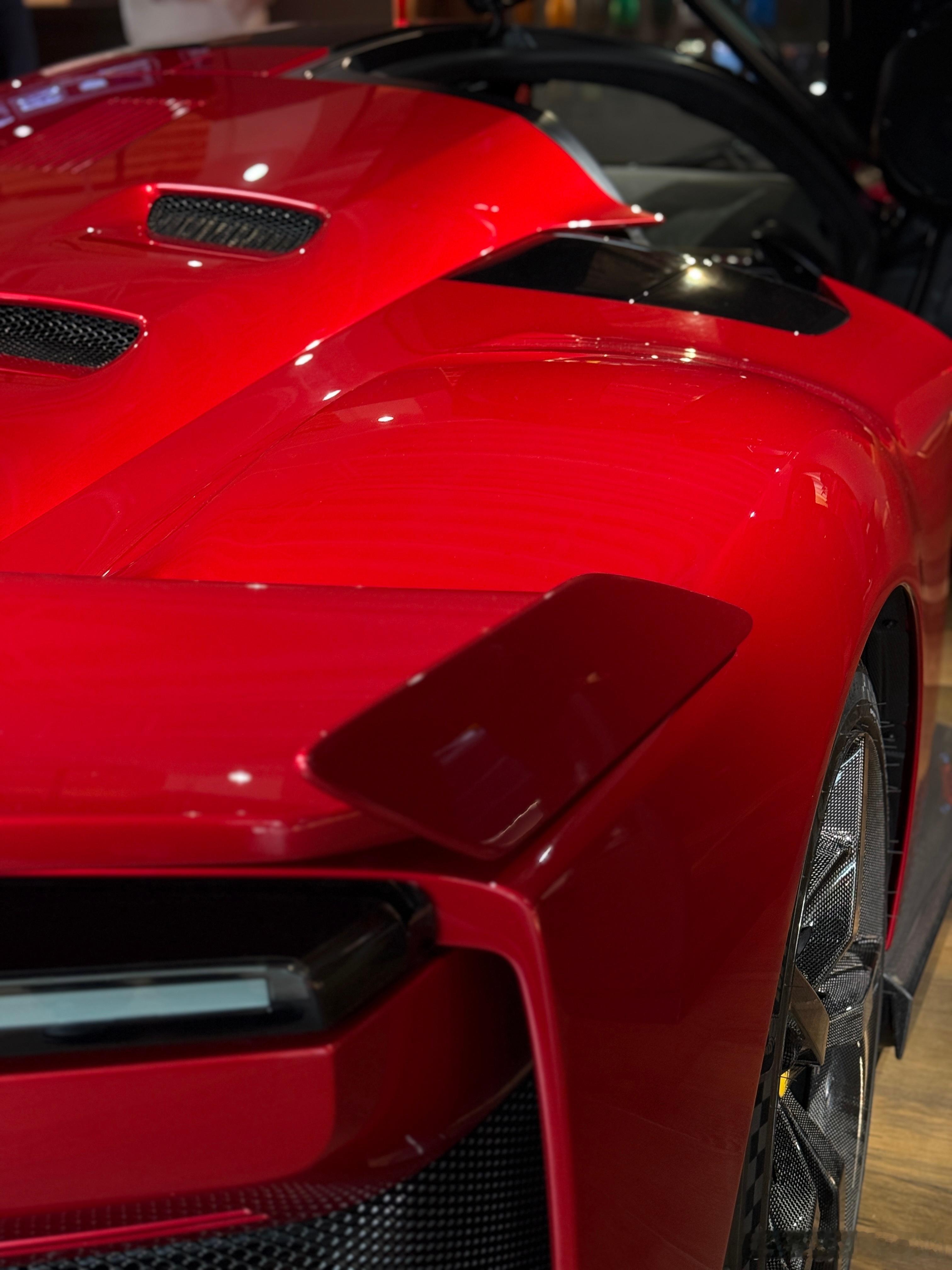 还在回味法拉利F80车身上各种空气动力学设计，哪怕是静态放在那里，也能肉眼可见它