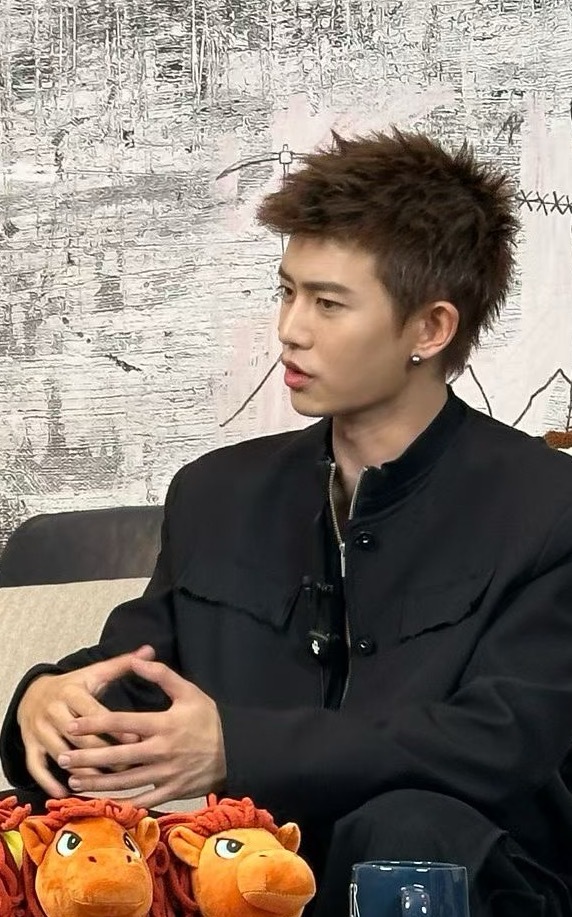 任嘉伦任嘉伦助力杨瀚森阿夫迪亚赠与任嘉伦定制球衣任嘉伦nba马力全开任嘉伦新专辑