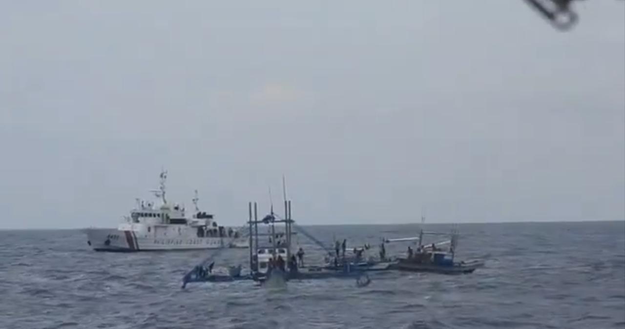 自知不是中国海军与海警对手，菲律宾军警部门决定将本国渔民赶到前线“当炮灰”。
在