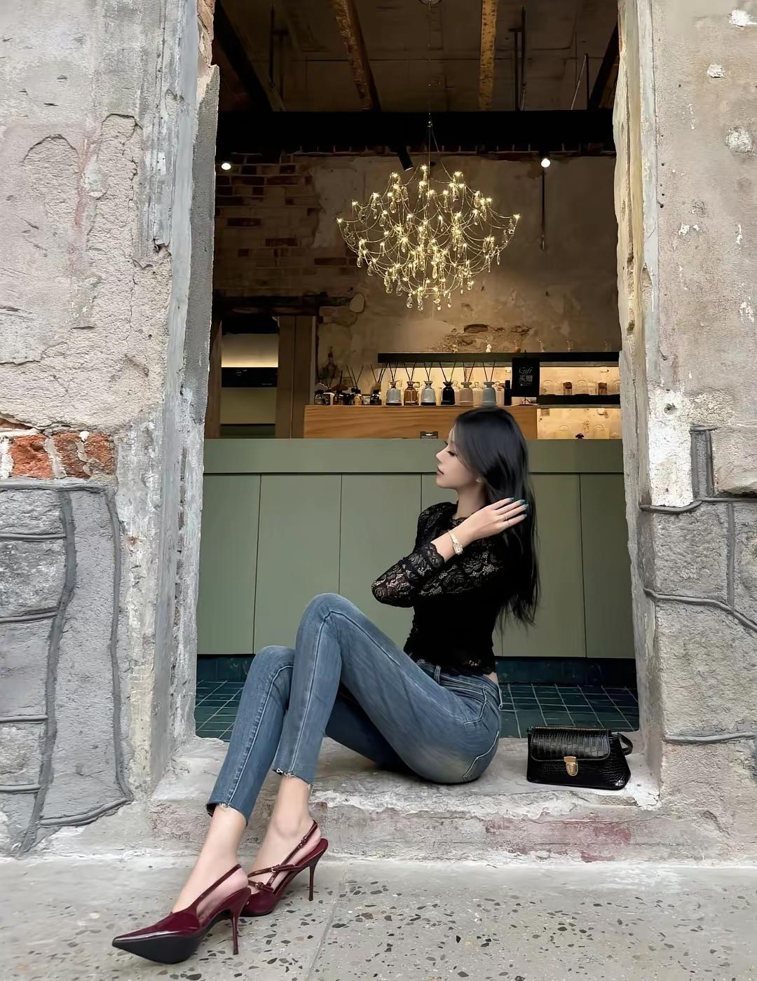 对联
上联：[作揖][作揖][作揖]；
下联：无处安放的大长腿。