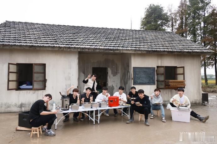 卓沅两周年晒十个勤天合照  卓沅晒两年前的十个勤天 卓沅两周年晒十个勤天合照，纪