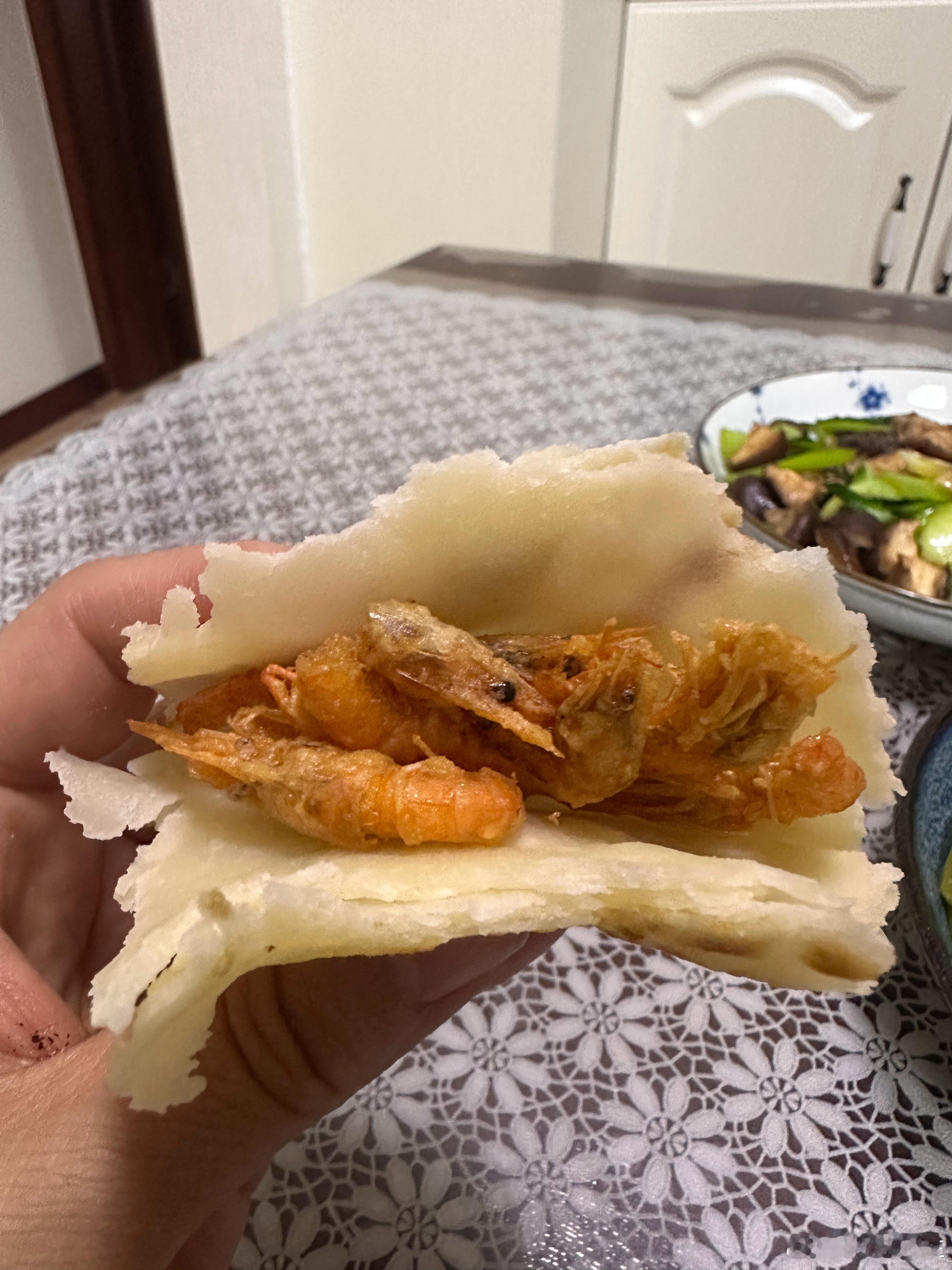 跟着抖上学的这个大饼卷炸虾太成功了，小河虾酥脆，用大饼一卷，配上我妈种的这个豆角