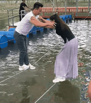 夫妻之间，互相扶持才能走得更远
