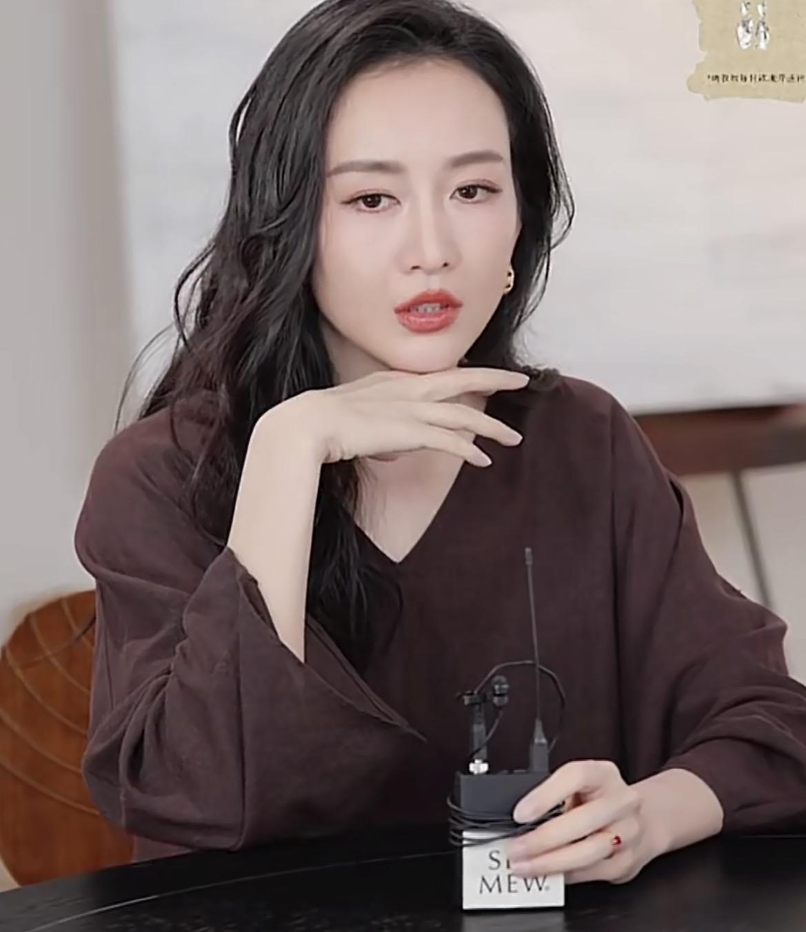 大家都盯着王鸥月花10万雇仨保姆，却没算过另一笔账：自创品牌一直亏钱，拍戏赚的辛