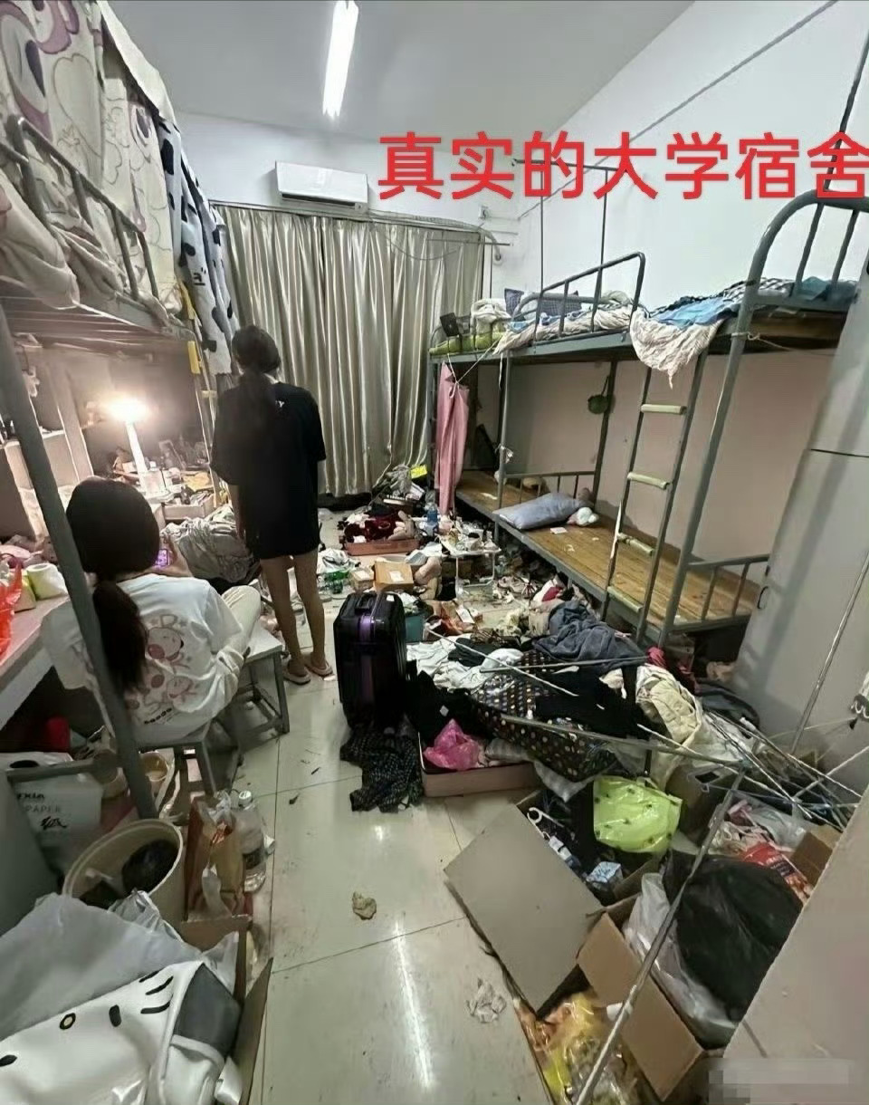 网上的大学宿舍和真实的大学宿舍，真的有这么夸张吗 ​​​