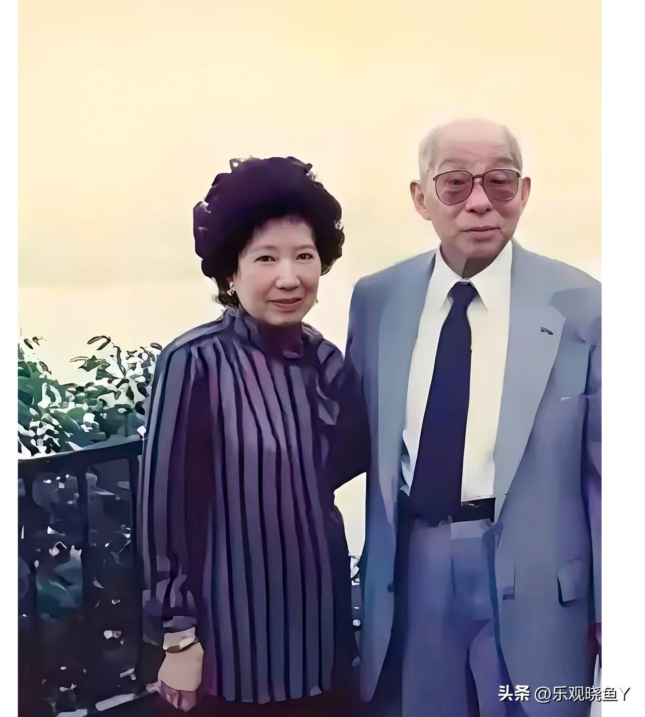这是1991年张学良恢复人身自由后赴纽约看望前女友蒋士云时留下的一张珍贵合影。这