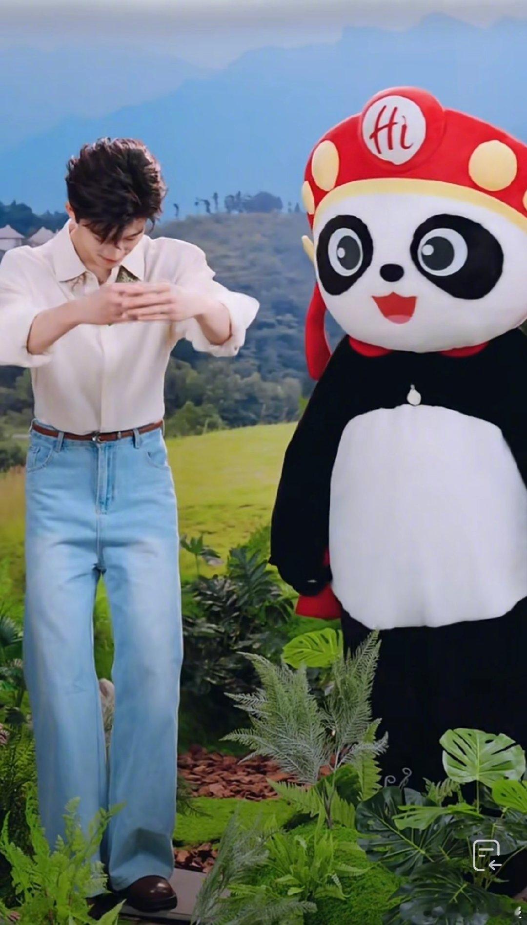 王星越为了一口非遗酸汤有多拼 为了这口非遗酸汤，王星越在直播间拼尽全力。花式舂食