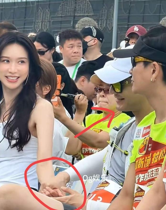 林志玲参加马拉松我忍了，黄晓明参加马拉松我也忍了，忍不了的是，黄晓明紧紧的握着林