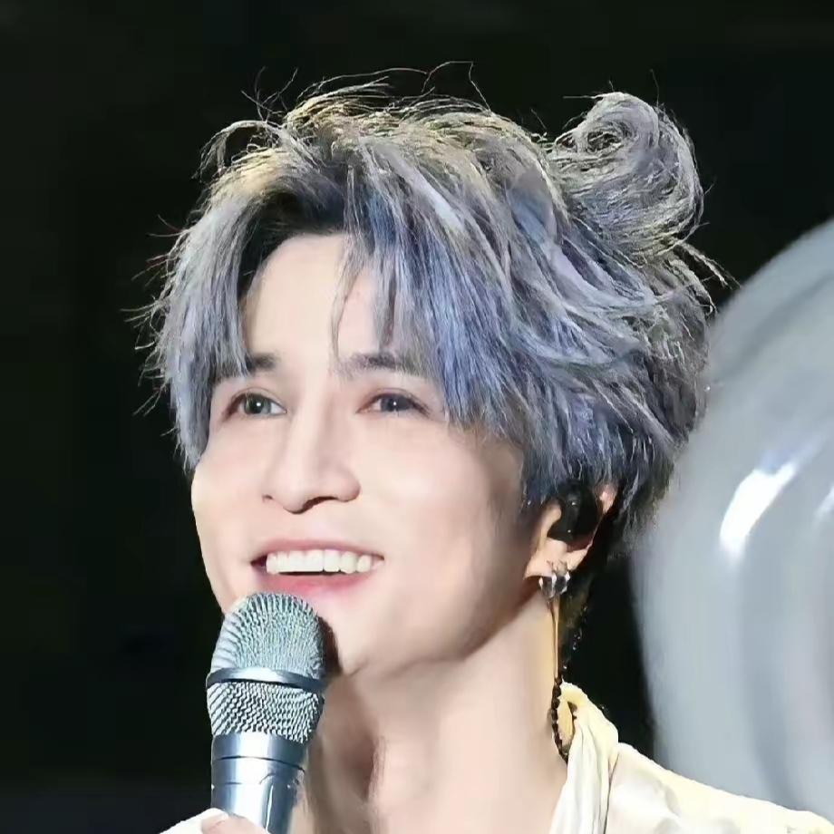 别再吐槽薛之谦染头发了！
他不是作妖！
也不是博眼球、搞浮夸，而是舞台需要，聚光