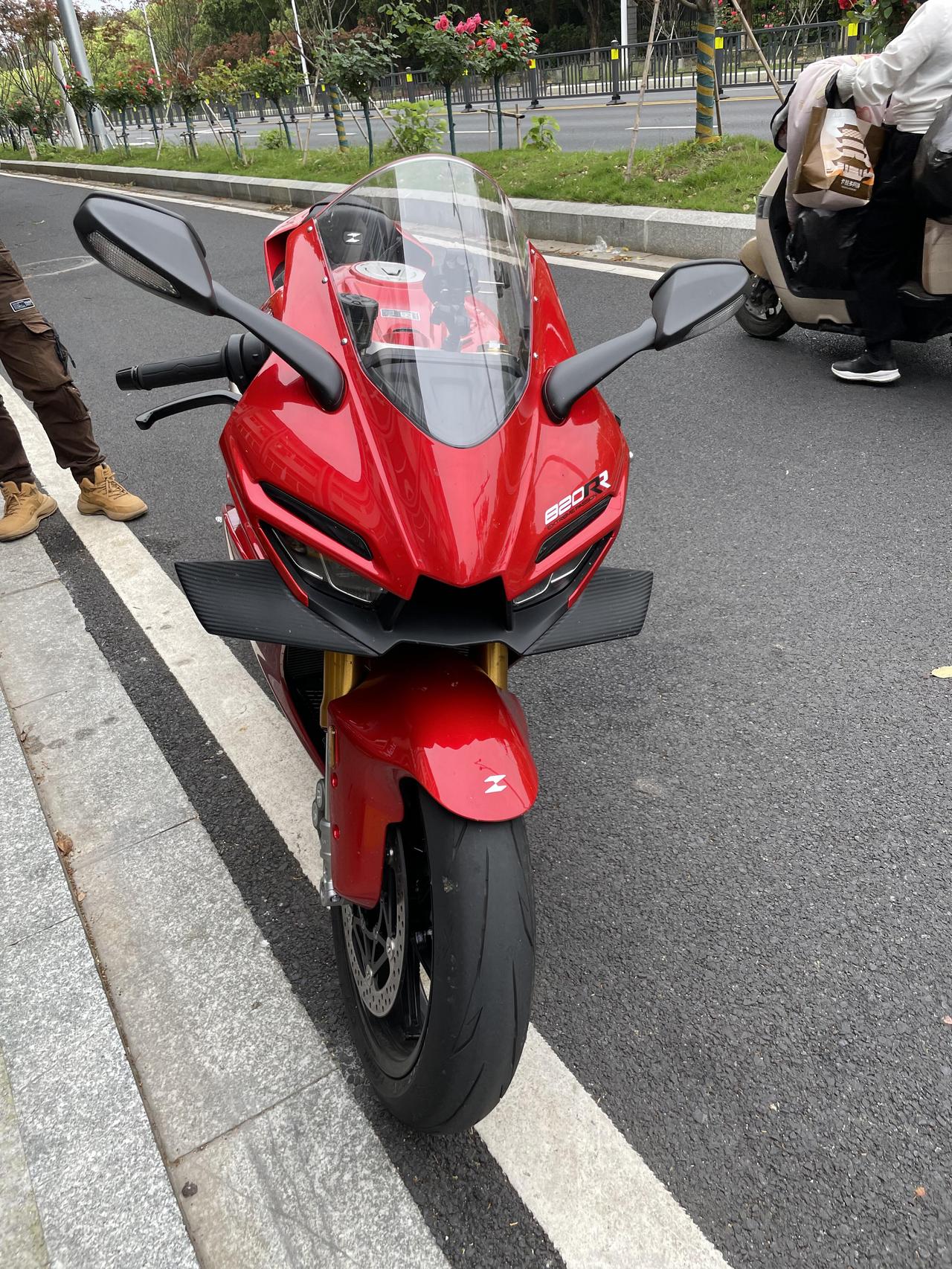 摩博会这台张雪 820RR-RS 看着挺猛，我赌定价 9.18 万，问题是买了也