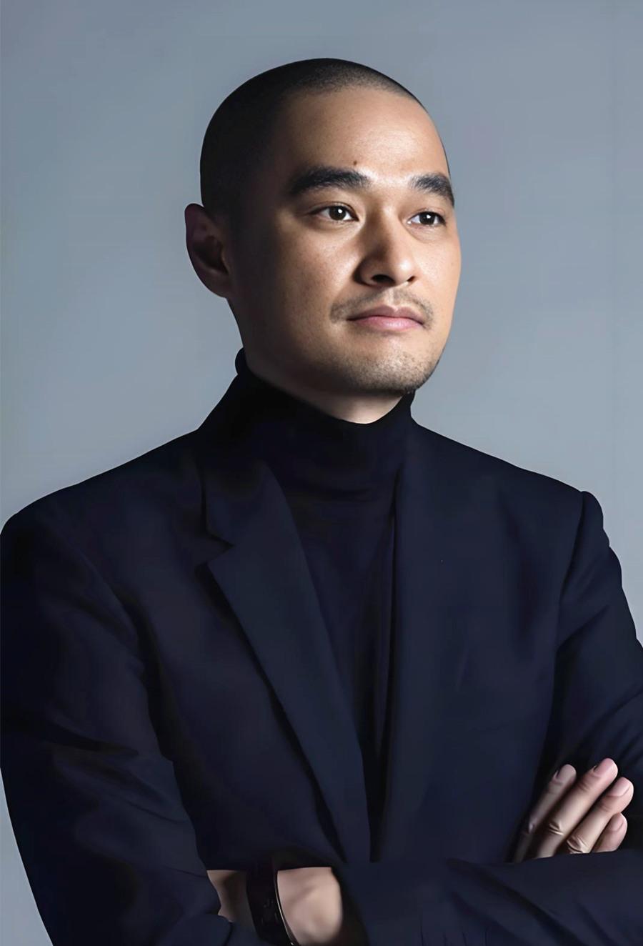 作家冯唐说：
选择去和一个经济条件困难的人结婚，你不得不为他的无知，债务和困境买