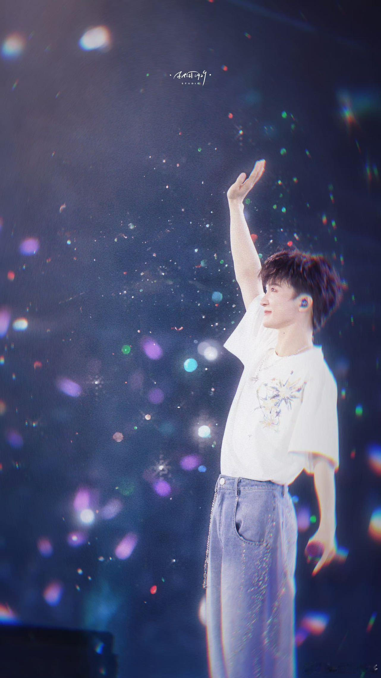 周深既然这宇宙让我单身 周深演唱会上的一次歌词“再创作”。原句“既然这宇宙让我诞