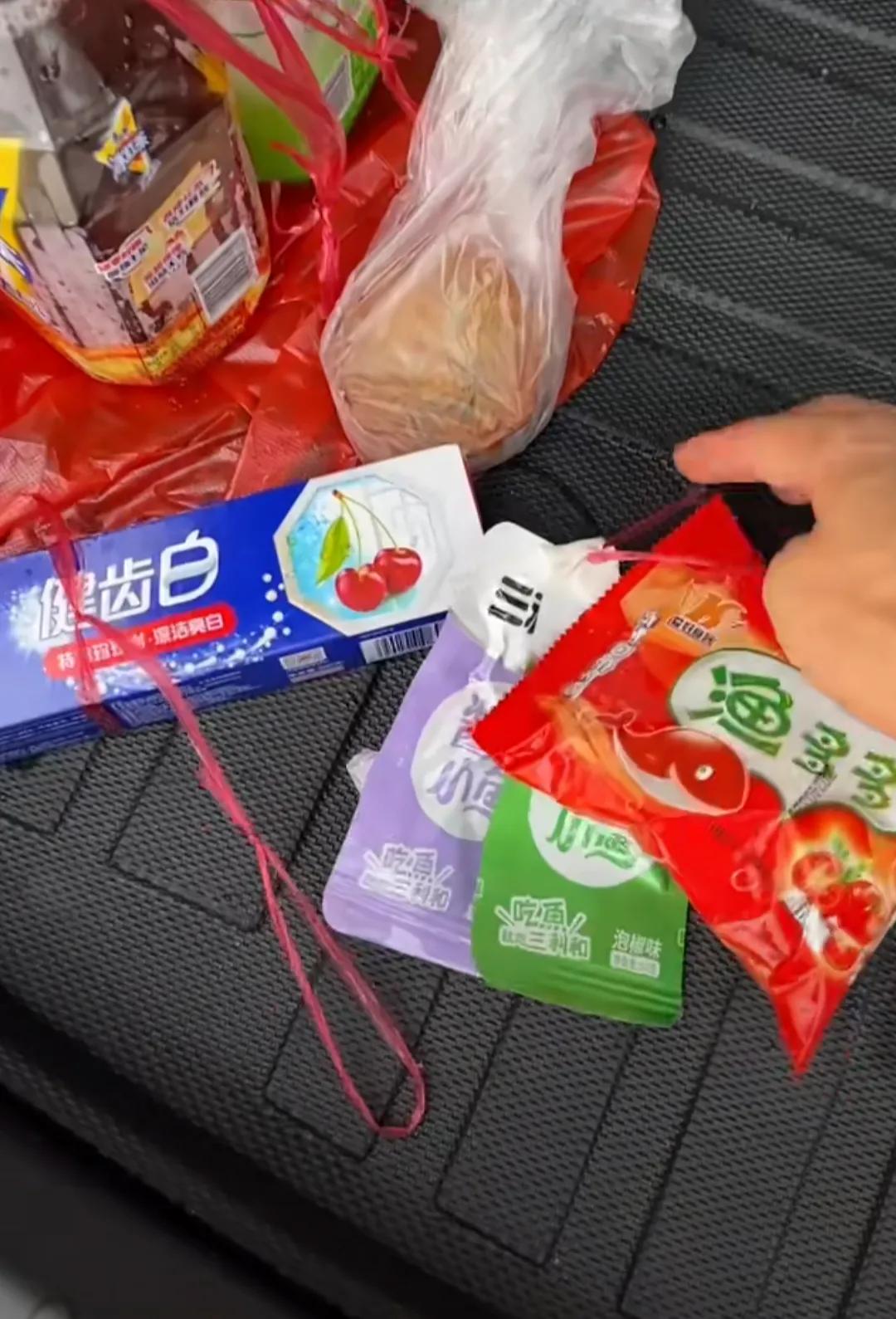 第一次去女朋友家，
给未来的老丈人带了点茶水海鲜，
为什么老丈人看到后转身就离开