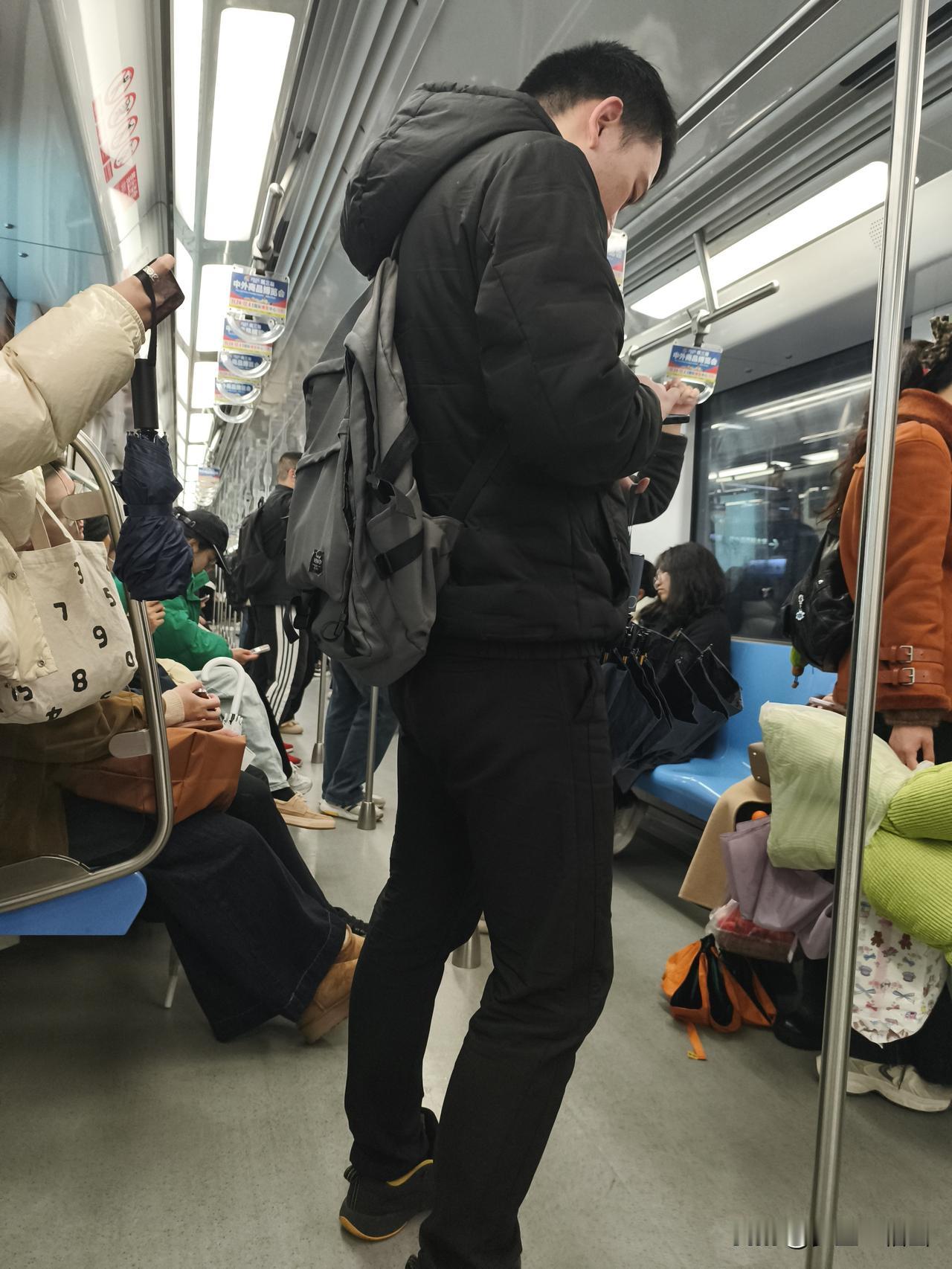 再过三十年还有多少人没颈椎病的
现在不论走到哪一眼望去全是低头族，不论男女老少都